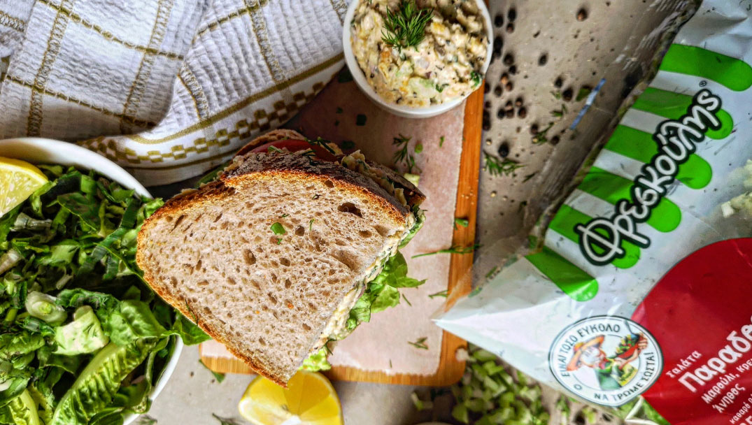 Σάντουιτς με Τονοσαλάτα και παραδοσιακή σαλάτα Φρεσκούλης