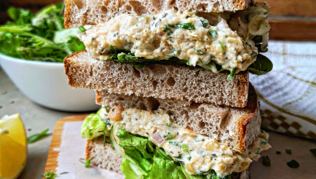 Ο Beets me μαγειρεύει Σάντουιτς με Τονοσαλάτα