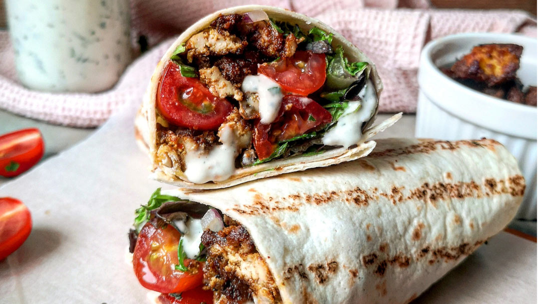 Τορτίγιες με τόφου και σως κάσιους με σαλάτα Καπριτσιόζα Φρεσκούλης