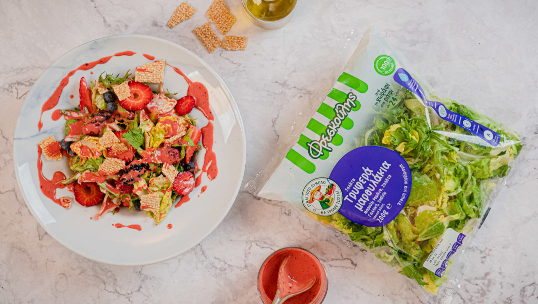 Σαλάτα με φράουλες, παστέλι και φρούτα του δάσους με τρυφερά μαρουλάκια φρεσκούλης