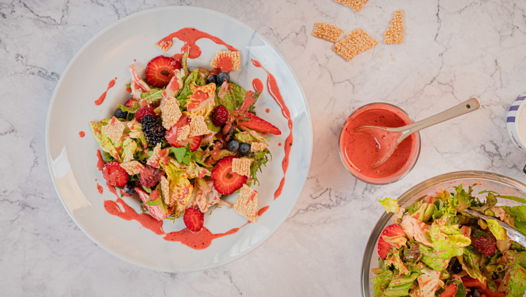 Σαλάτα με φράουλες, παστέλι και φρούτα του δάσους από την Αργυρώ Μπαρμπαρίγου