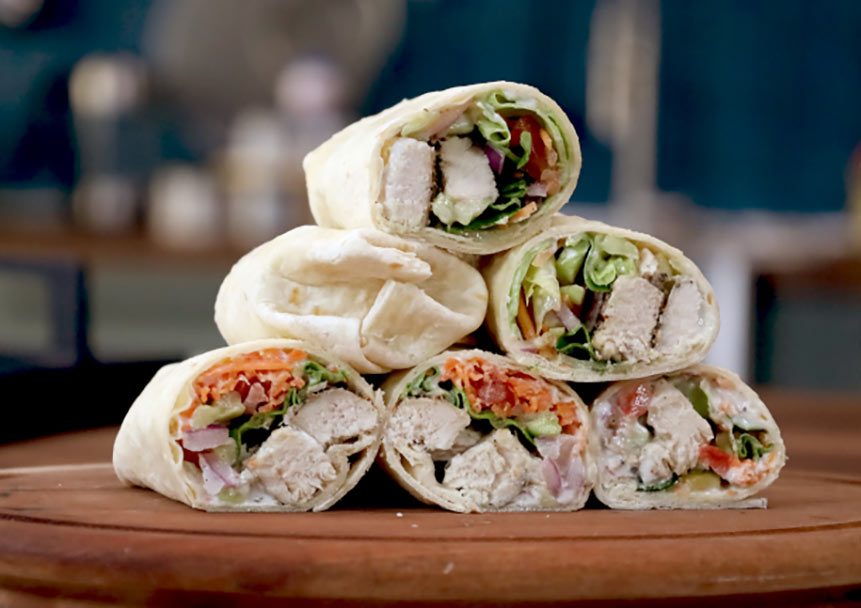 Wraps μεσογειακής σαλάτας με κοτόπουλο από τον Δημήτρη Σκαρμούτσο