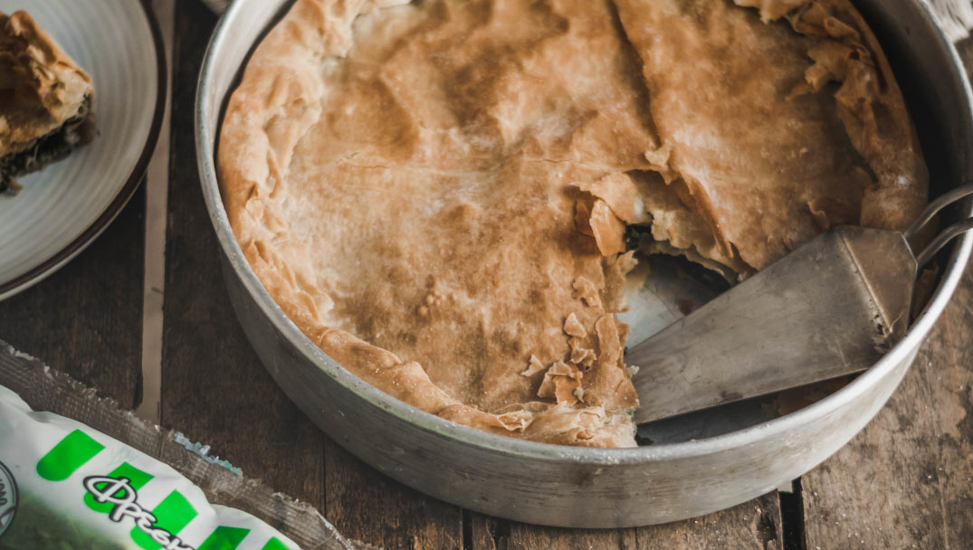 Κοντινή λήψη της εύκολης συνταγής για Χορτόπιτα από την Αγγελική Τσουκαλά