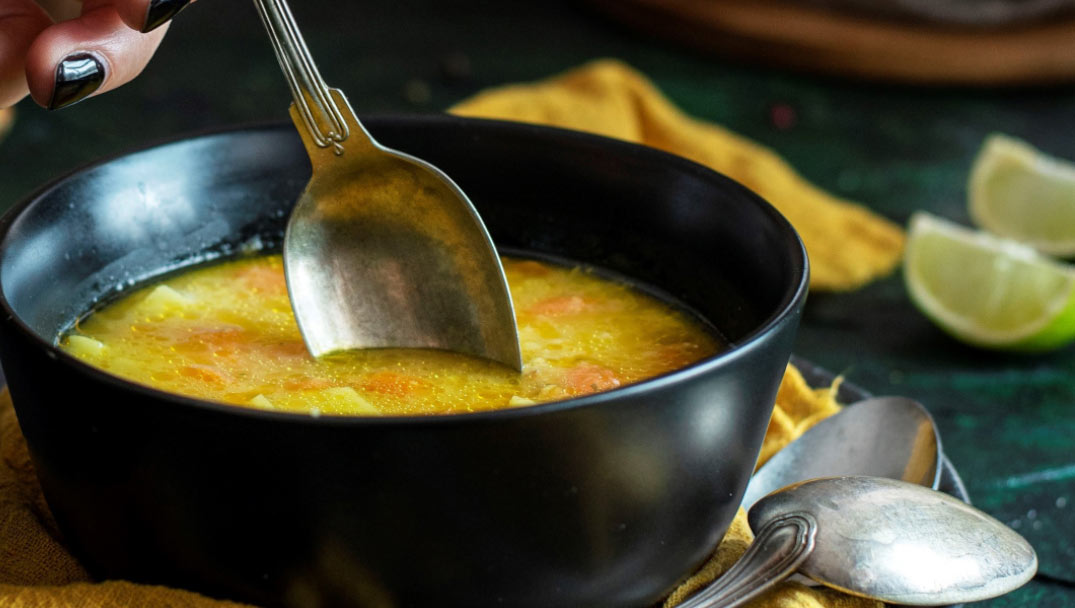 Κοντινή λήψη της συνταγής Χορτόσουπα με ξινόχοντρο