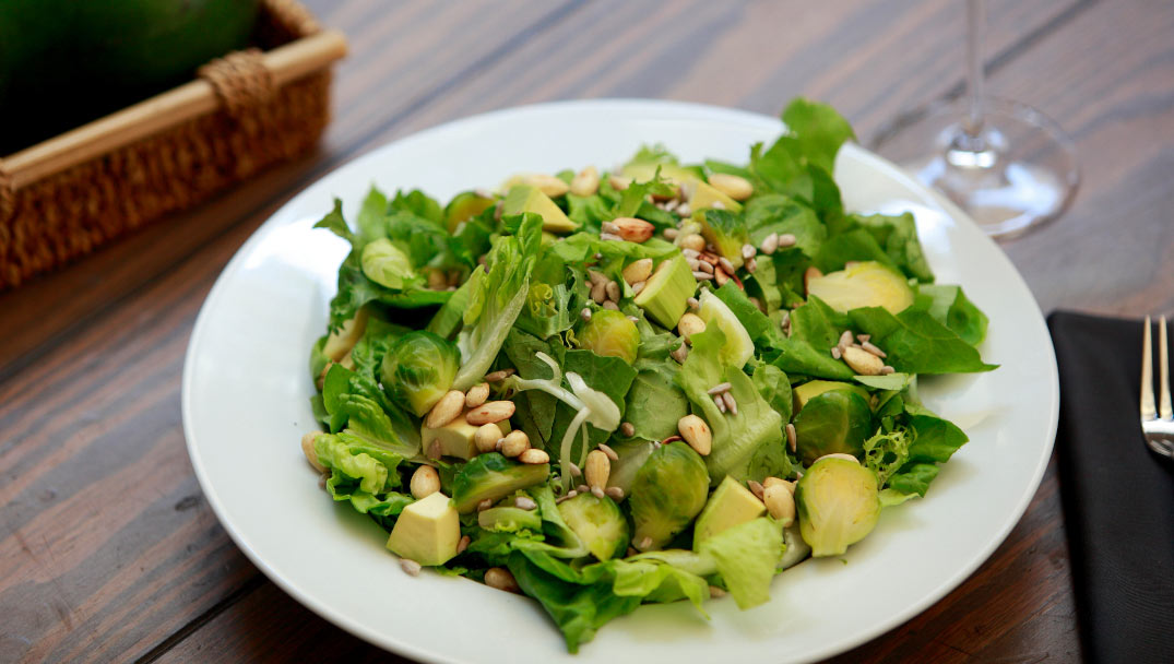 Πράσινη σαλάτα υπερτροφών από τον Δημήτρη Σκαρμούτσο