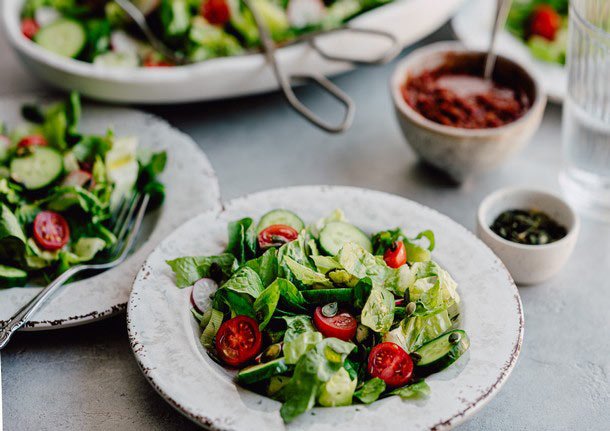 Δροσερή σαλάτα με ντρέσινγκ