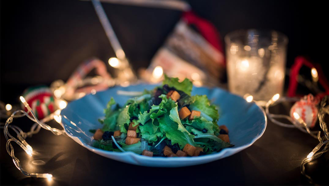 Γιορτινή σαλάτα baby leaves με σοταρισμένη κολοκύθα, μαύρες σταφίδες και ντρέσινγκ ρόδι
