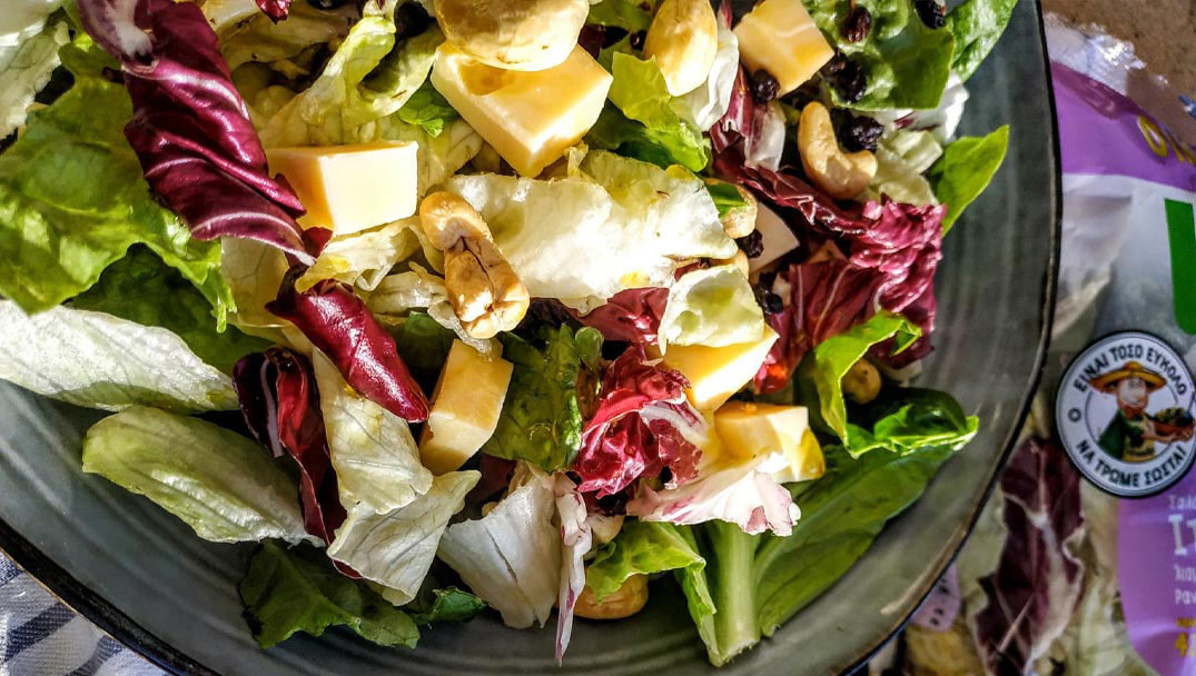 Ιταλική σαλάτα Φρεσκούλης με κάσιους και σταφίδες