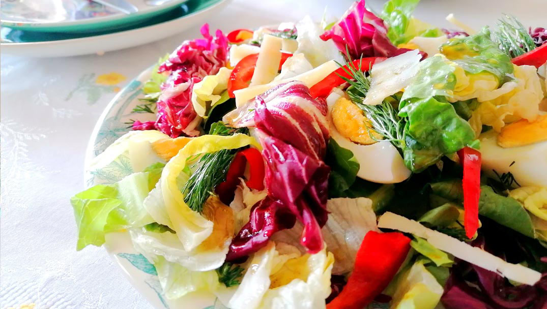 Συνταγή ταλικής σαλάτα με κόκκινη πιπεριά από την Mamatsita