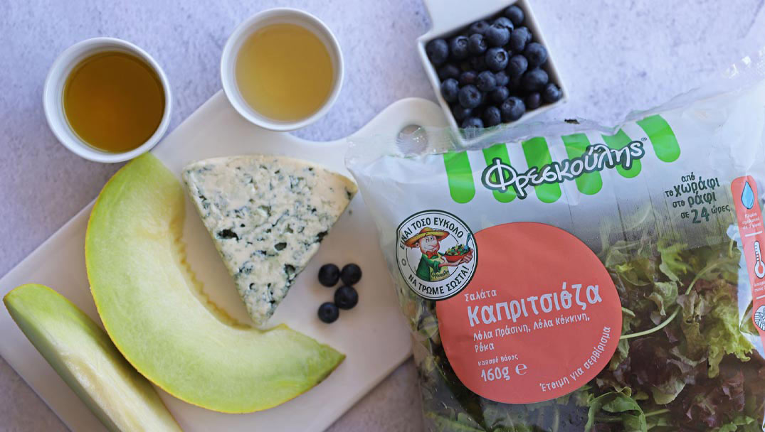 Υλικά για την εύκολη συνταγή Καλοκαιρινή σαλάτα με ροκφόρ