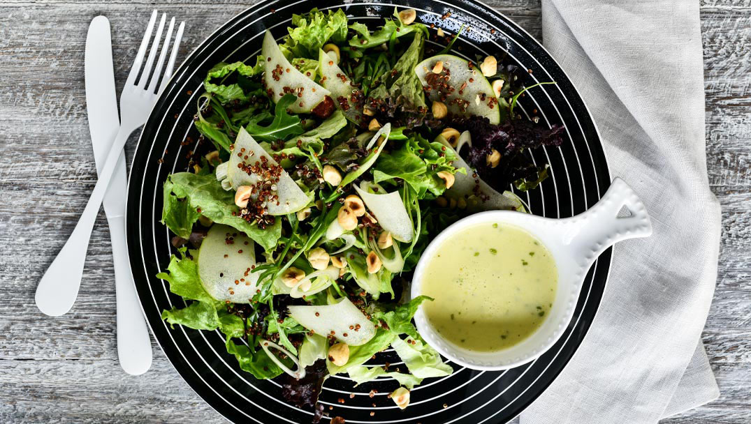 Πράσινη σαλάτα με κόκκινη κινόα, φουντούκια και πράσινο μήλο από τον Αλέξανδρο Παπανδρέου