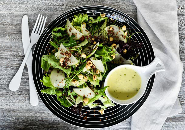 Πράσινη σαλάτα με κόκκινη κινόα, φουντούκια και πράσινο μήλο