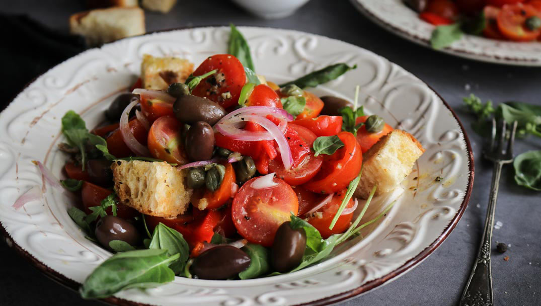 Μεσογειακή σαλάτα με τοματίνια