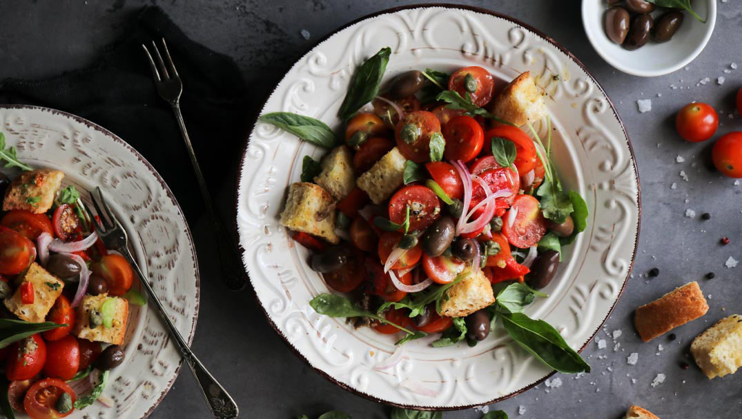 Συνταγή για Μεσογειακή Σαλάτα με Τοματίνια, Βασιλικό και Ρόκα από την Funkycook