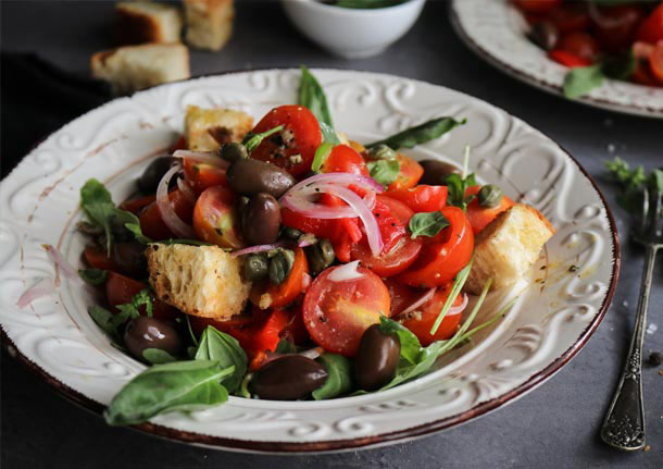 Μεσογειακή Σαλάτα με Τοματίνια, Βασιλικό και Ρόκα