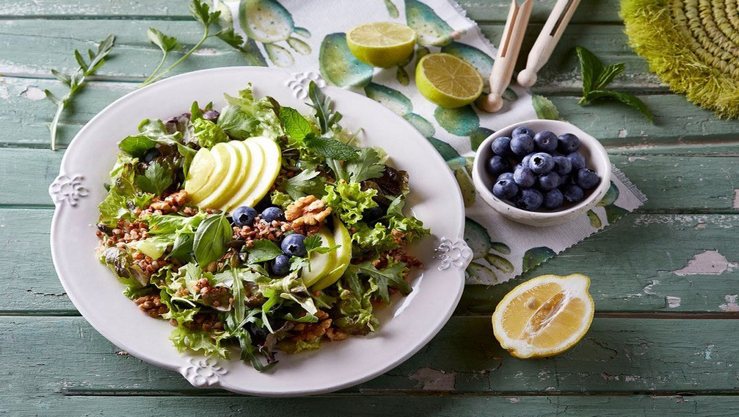 Καπριτσιόζα σαλάτα με φαγόπυρο συνταγή