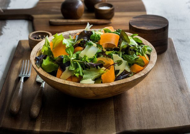 Σαλάτα baby leaves με καρότο, ρεγκάτο, φρέσκο κρεμμυδάκι και ασιατικό ντρέσινγκ από τον Αλέξανδρο Παπανδρέου