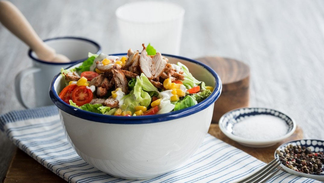 Πράσινη Σαλάτα με Κοτόπουλο και Καλαμπόκι, Τοματίνια και Raita Sauce