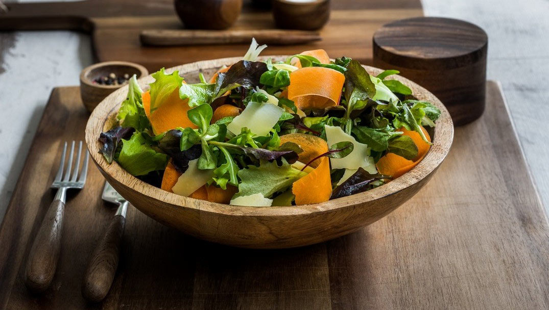 Σαλάτα baby leaves με καρότο, ρεγκάτο, φρέσκο κρεμμυδάκι και ασιατικό ντρέσινγκ