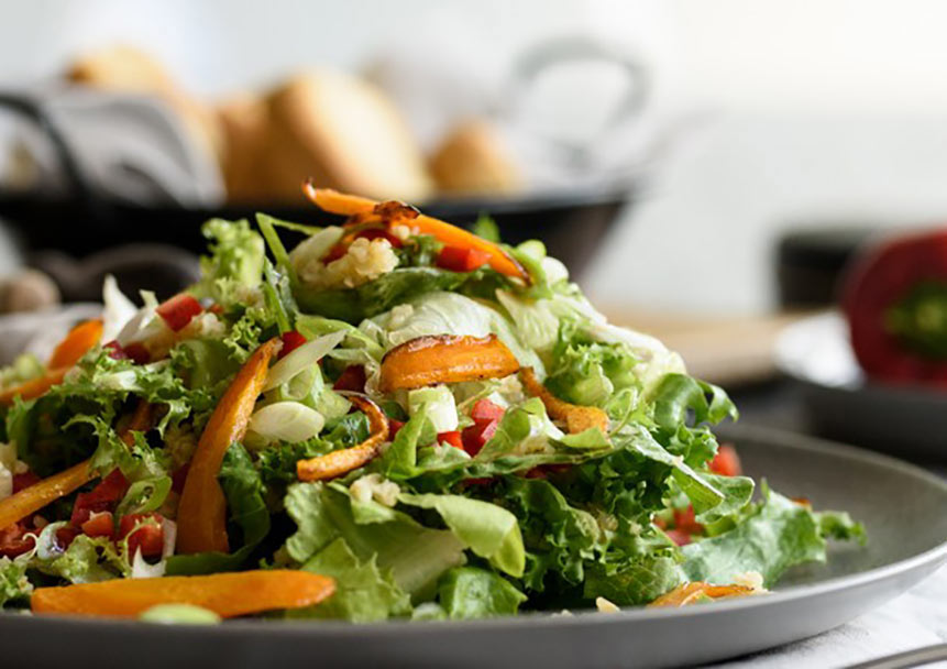 Πράσινη σαλάτα με ψητά καρότα, πλιγούρι, πιπεριά Φλωρίνης και φρέσκα μυρωδικά από τον Αλέξανδρο Παπανδρέου