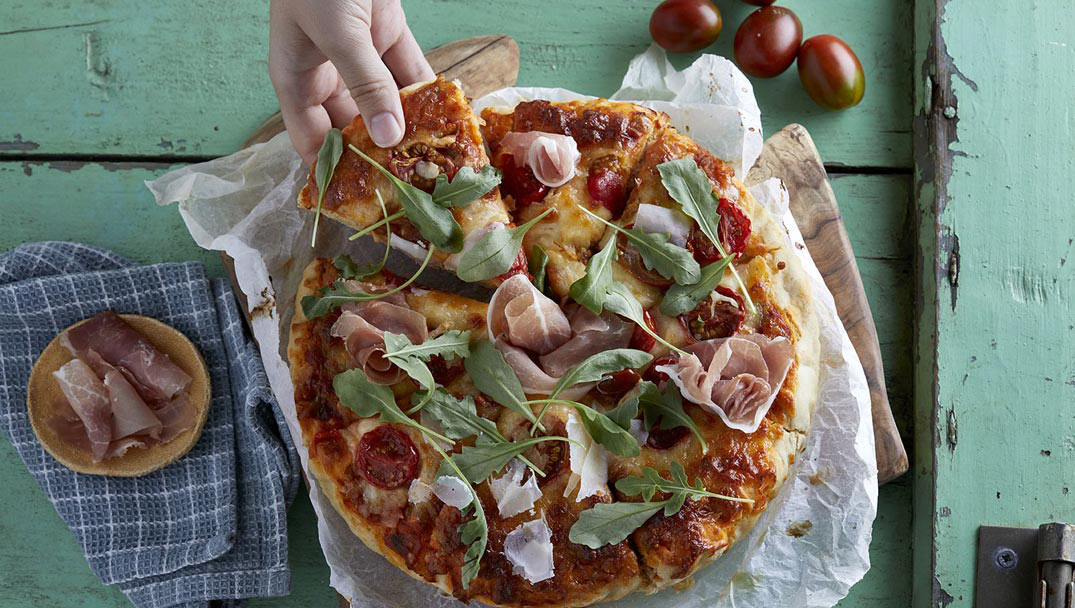 Πίτσα με Προσούτο και Ρόκα, Μοτσαρέλα και Τοματίνια από την Αντωνία Κατή