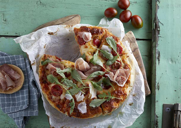 Πίτσα με Προσούτο και Ρόκα, Μοτσαρέλα και Τοματίνια