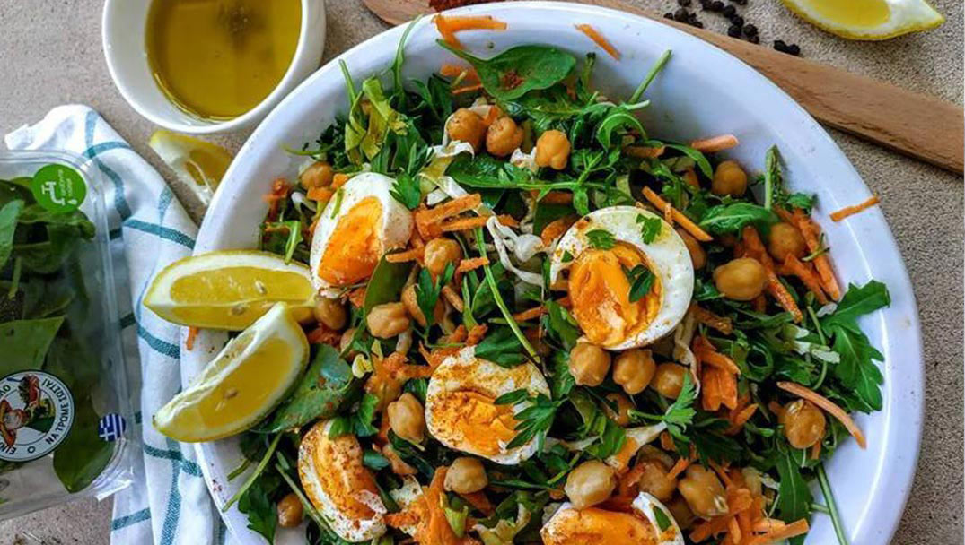 Πολύχρωμη υγιεινή σαλάτα με ρεβύθια και σπανάκι