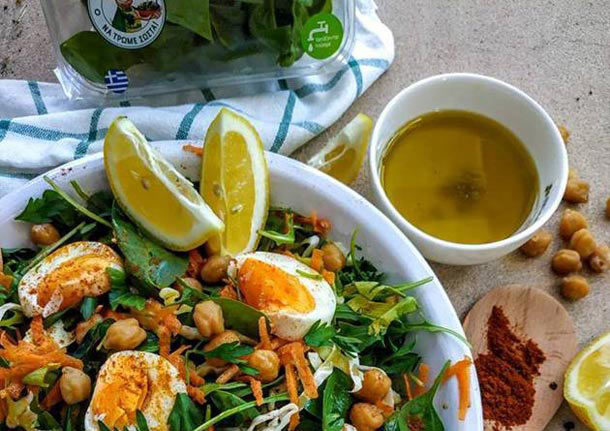 Πολύχρωμη υγιεινή σαλάτα με ρεβύθια και σπανάκι από την Niki’s Food