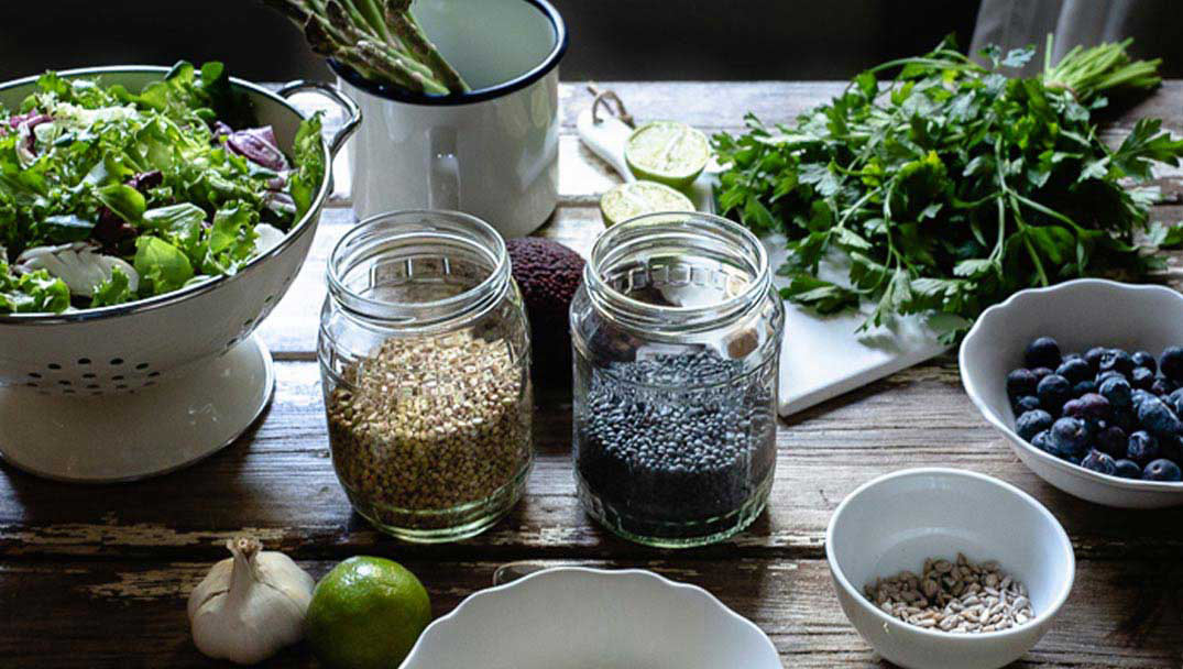 Υλικά για φακές beluga σαλάτα από the foodie corner