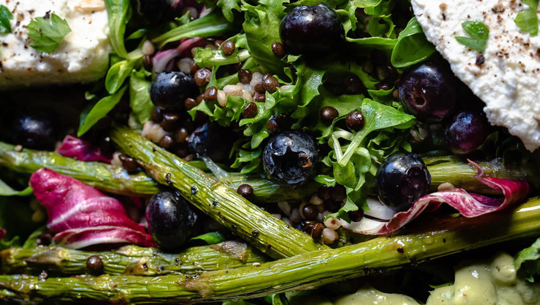 Κοντινή φωτογραφία της υγιεινής σαλάτας με φακές beluga