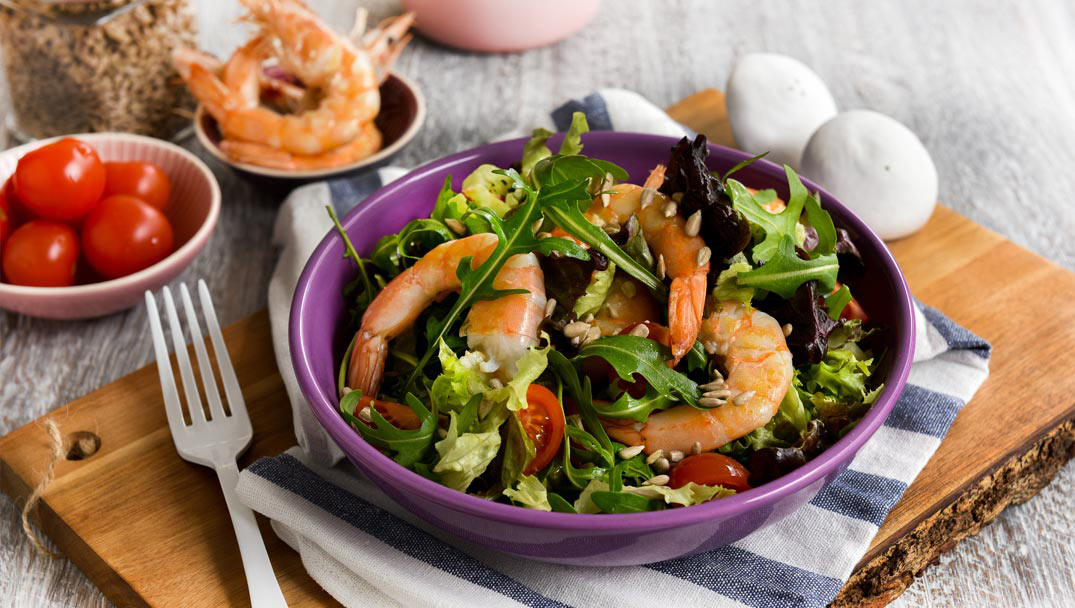 Φρέσκα λαχανικά με γαρίδες και ντρέσινγκ μελιού