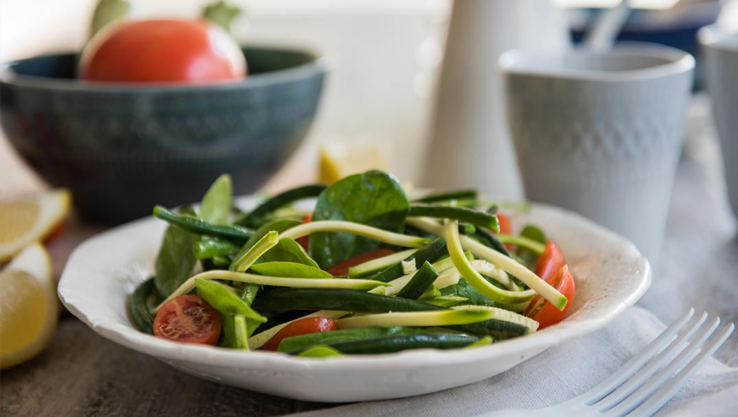 Σαλάτα με baby σπανάκι Φρεσκούλης, κολοκυθάκι και αμπελοφάσουλα από τον Αλέξανδρο Παπανδρέου