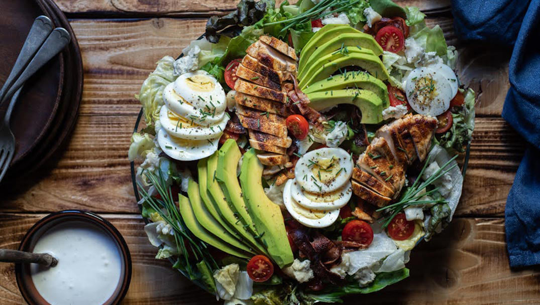 Σαλάτα Cobb με Κοτόπουλο και Τρυφερά Μαρουλάκια Φρεσκούλης