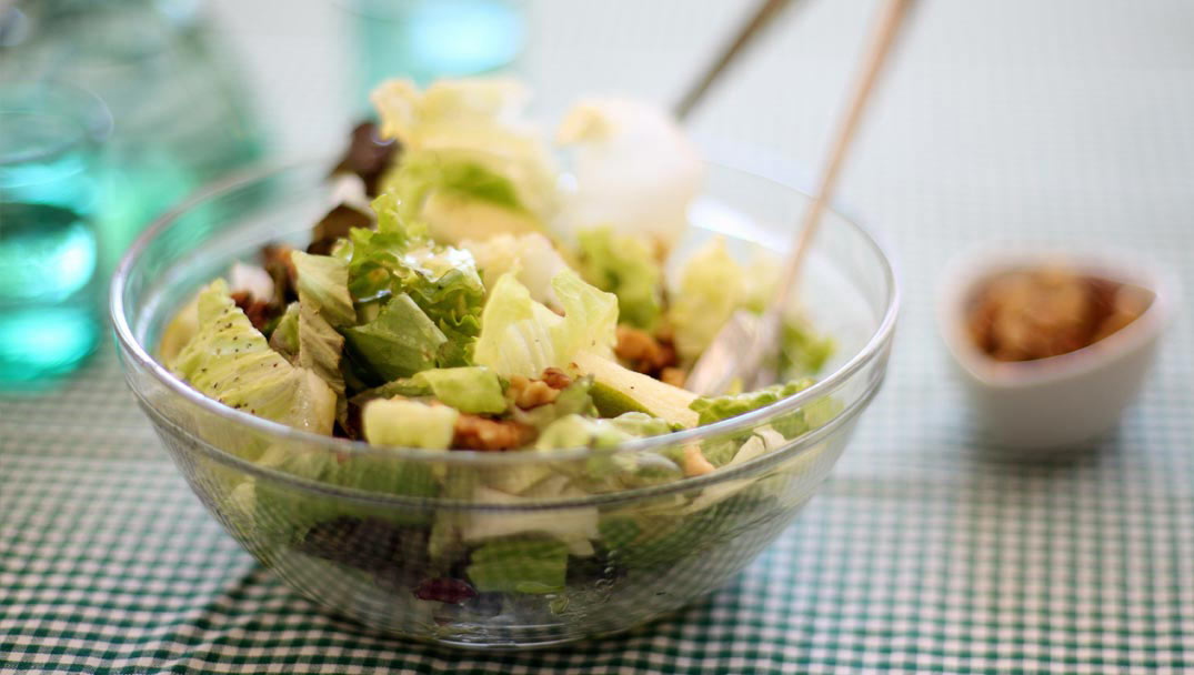 Κοντινό από Σαλάτα Δροσερή με αχλάδι, καρύδια και τυρί