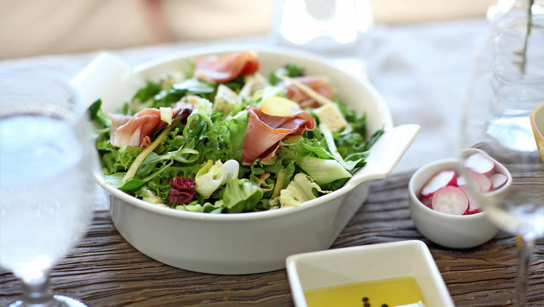 Σαλάτα με Μάνγκο Ντρέσινγκ, Γκοργκοντζόλα και Προσούτο