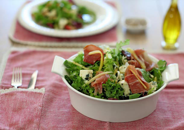 Σαλάτα με Μάνγκο Ντρέσινγκ, Γκοργκοντζόλα και Προσούτο από τον Δημήτρη Σκαρμούτσο