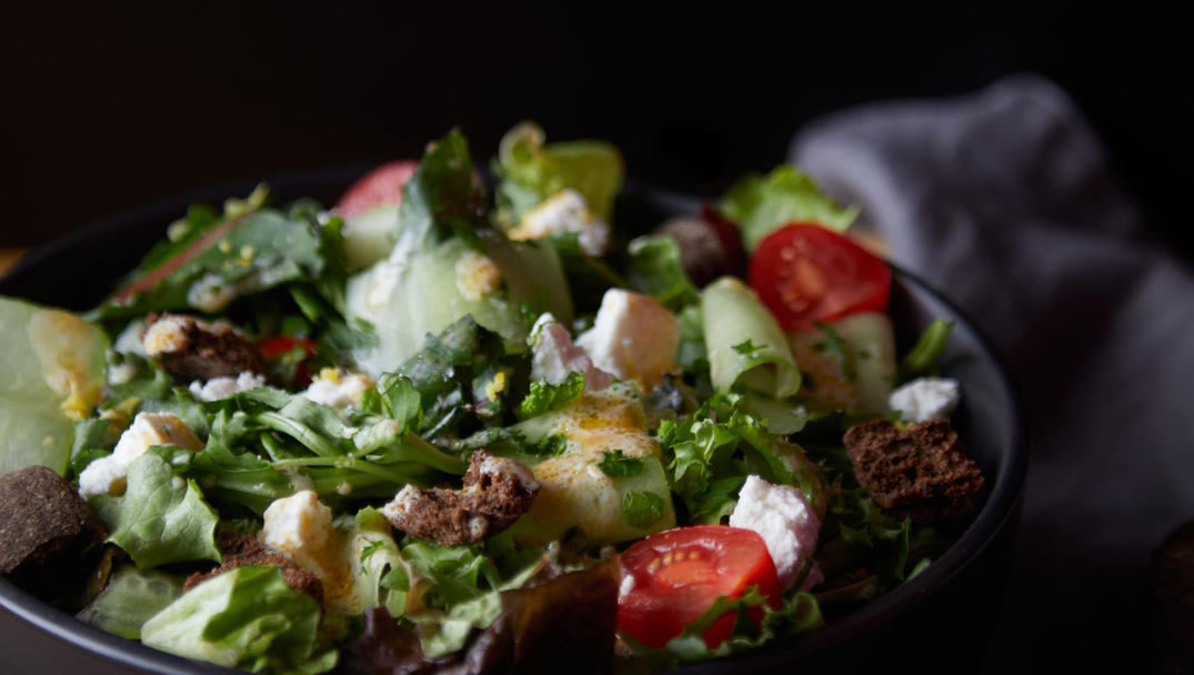 Σαλάτα Καπριτσιόζα με ντρέσινγκ κεφίρ