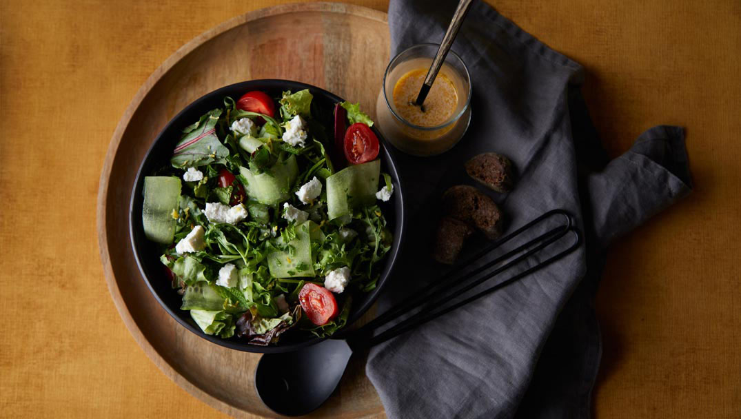 Σαλάτα Καπριτσιόζα Φρεσκούλης με ντρέσινγκ κεφίρ