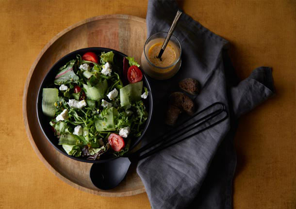 Σαλάτα Καπριτσιόζα με ντρέσινγκ κεφίρ από την Αγγελική Τσουκαλά