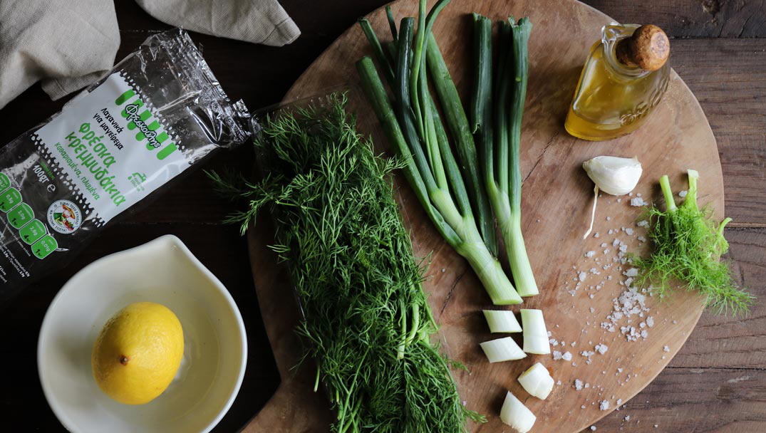 Φρέσκα Κρεμμυδάκια από τον Φρεσκούλη για Σαλάτα με ξινόμηλο και πέστροφα