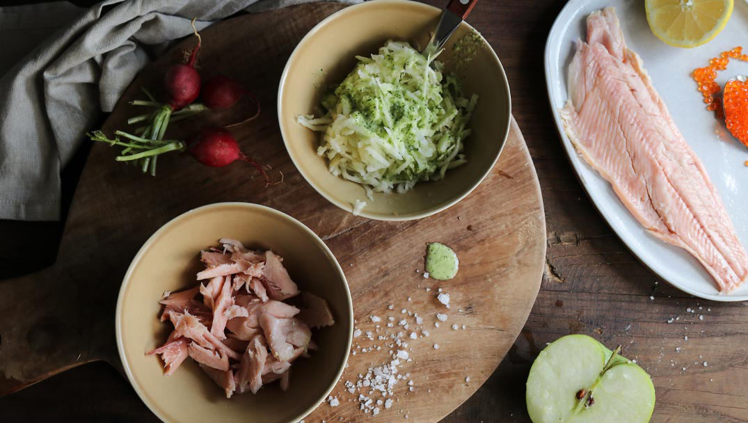 Υλικά για την συνταγή Σαλάτα με ξινόμηλο και πέστροφα