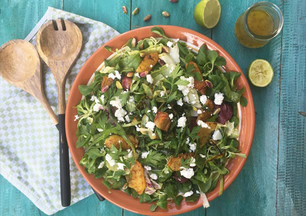 Σαλάτα με καραμελωμένα φρούτα, ανθότυρο και ντρέσινγκ από λάϊμ από την Madameginger