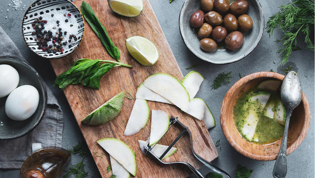 Συνταγή για σαλάτα με μαρούλι αυγά, ελιές και μυρωδικά