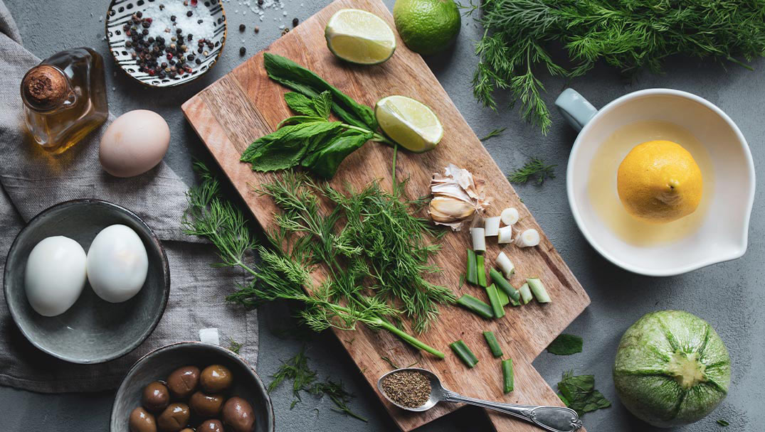 Υλικά για Σαλάτα με μαρούλι αυγά, ελιές και μυρωδικά