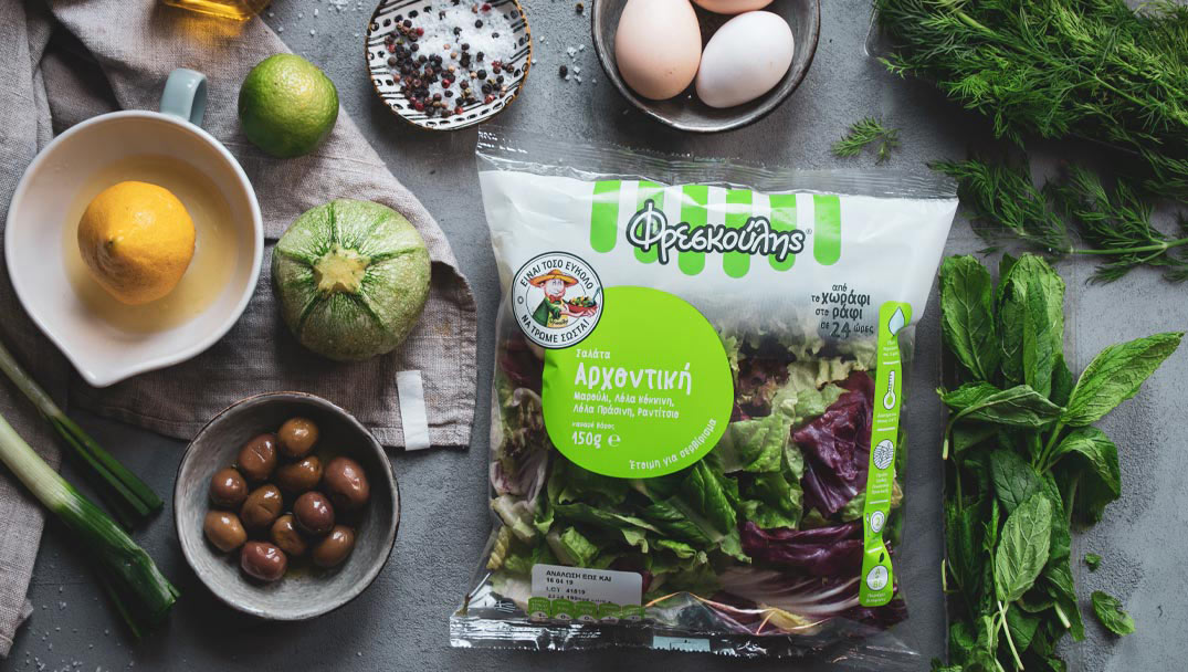 Σαλάτα με μαρούλι αυγά, ελιές και μυρωδικά Φρεσκούλης