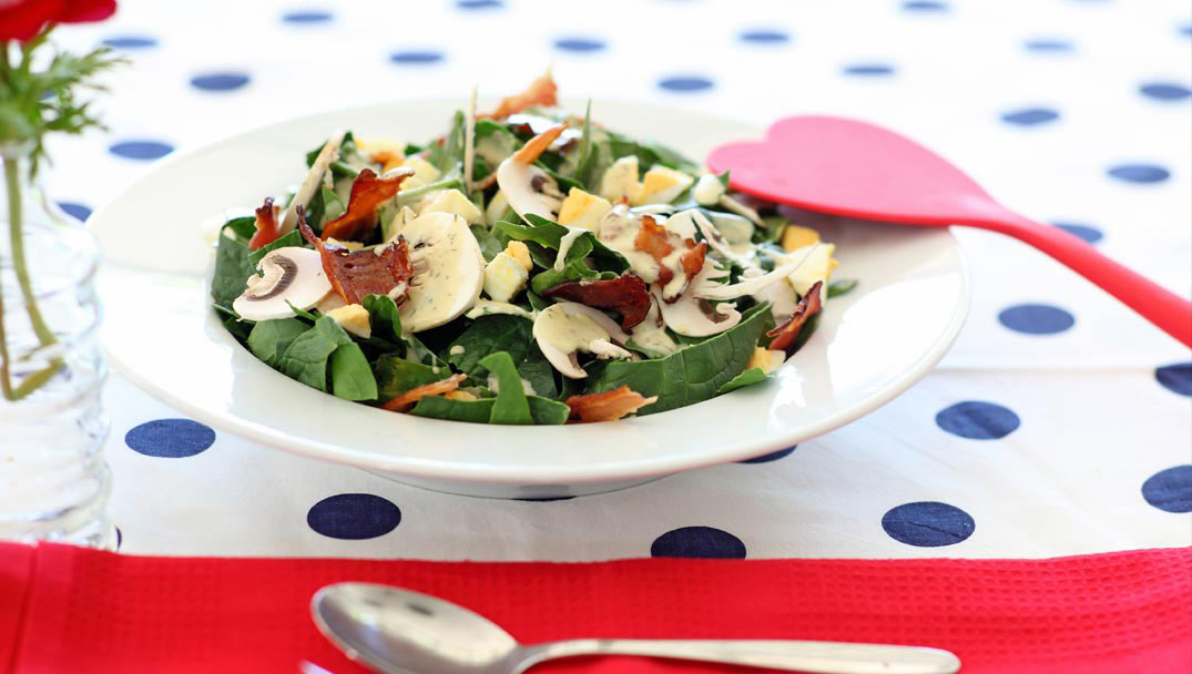 Σαλάτα με σπανάκι, αυγά μπέικον και μανιτάρια από τον Δημήτρη Σκαρμούτσο