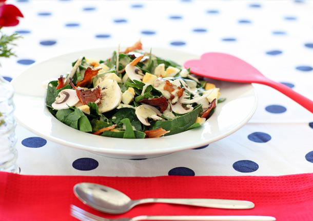 Σαλάτα με σπανάκι, αυγά μπέικον και μανιτάρια