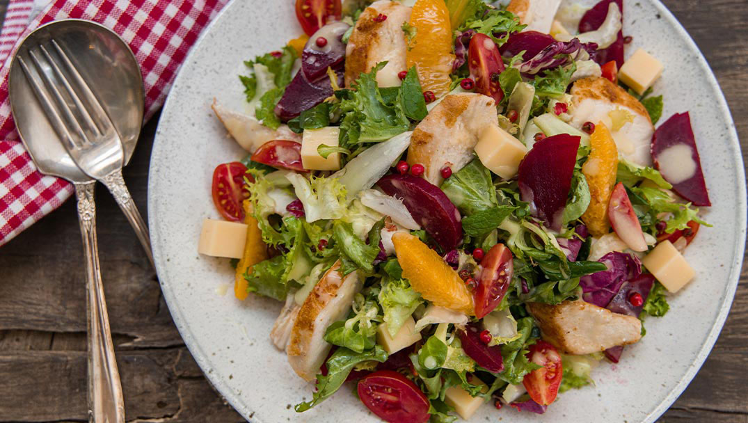 Συνταγή για Σαλάτα με πορτοκάλι, παντζάρι και κοτόπουλο από τον Γιάννη Λουκάκο