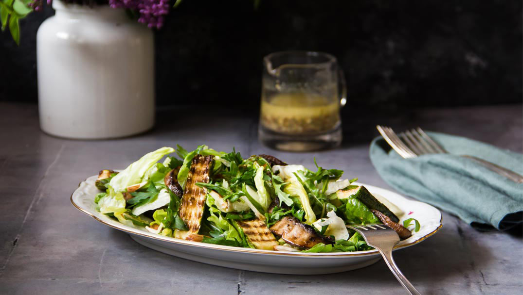 Σαλάτα με κολοκυθάκια με παραδοσιακή σαλάτα Φρεσκούλης