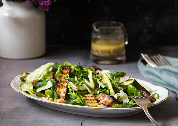 Σαλάτα με ψητά κολοκυθάκια και μανιτάρια